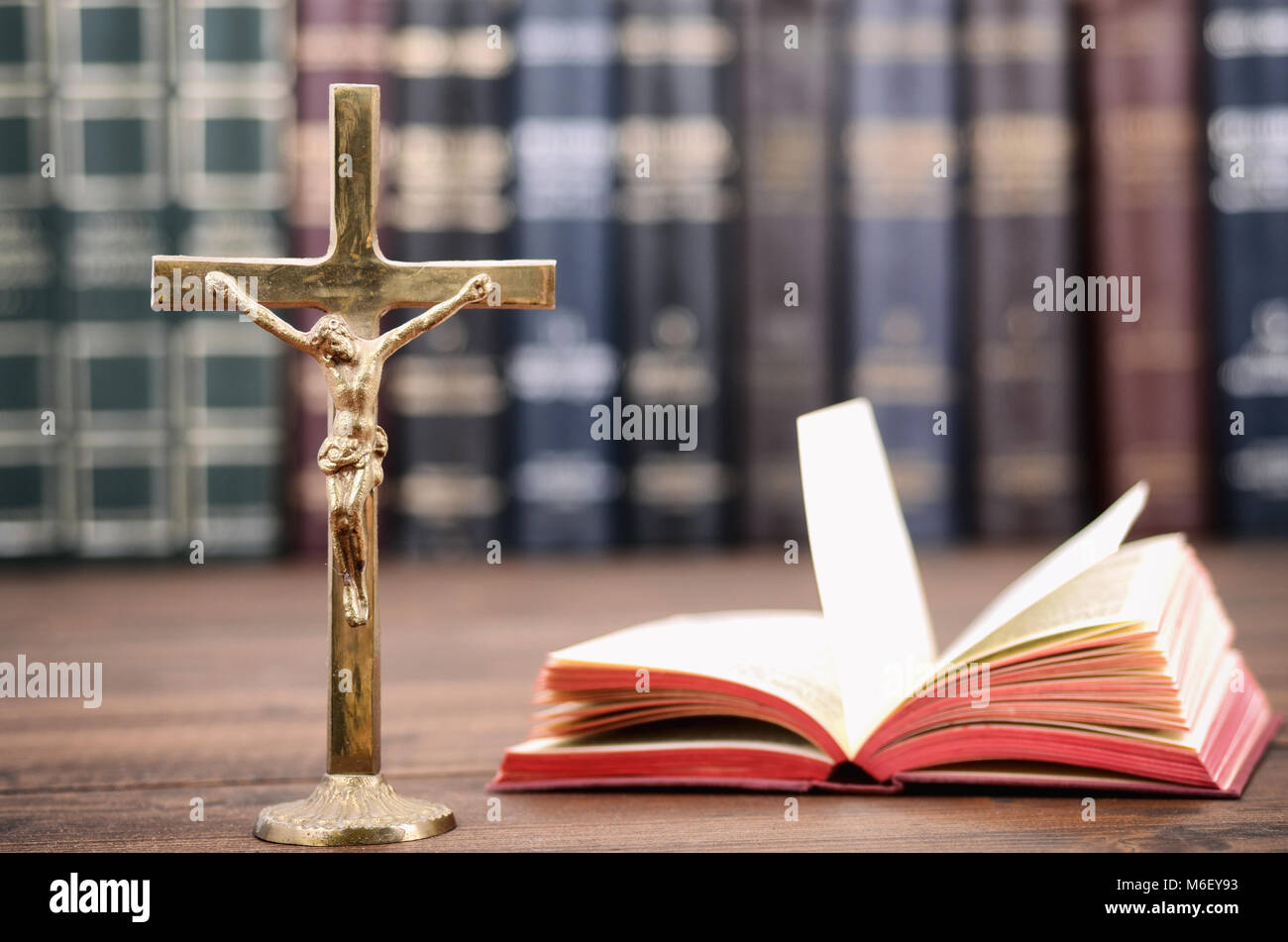 Una croce cristiana su uno sfondo di legno, Gesù Cristo concetto, Santa Bibbia concetto. Foto Stock