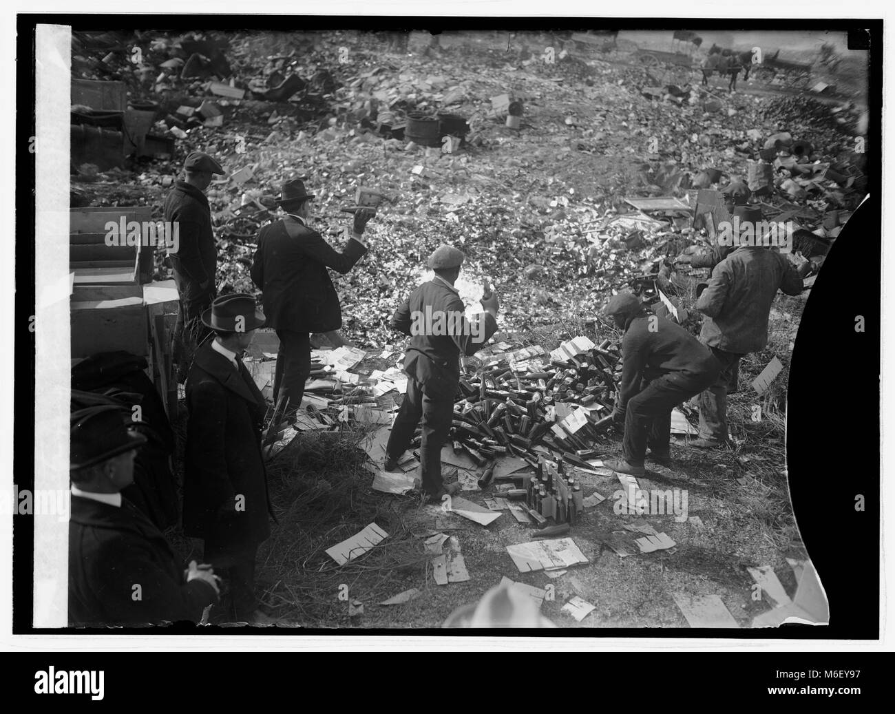Gli agenti federali la distruzione di bottiglie di liquore durante il Proibizionismo, 11/20/1923. Foto Stock
