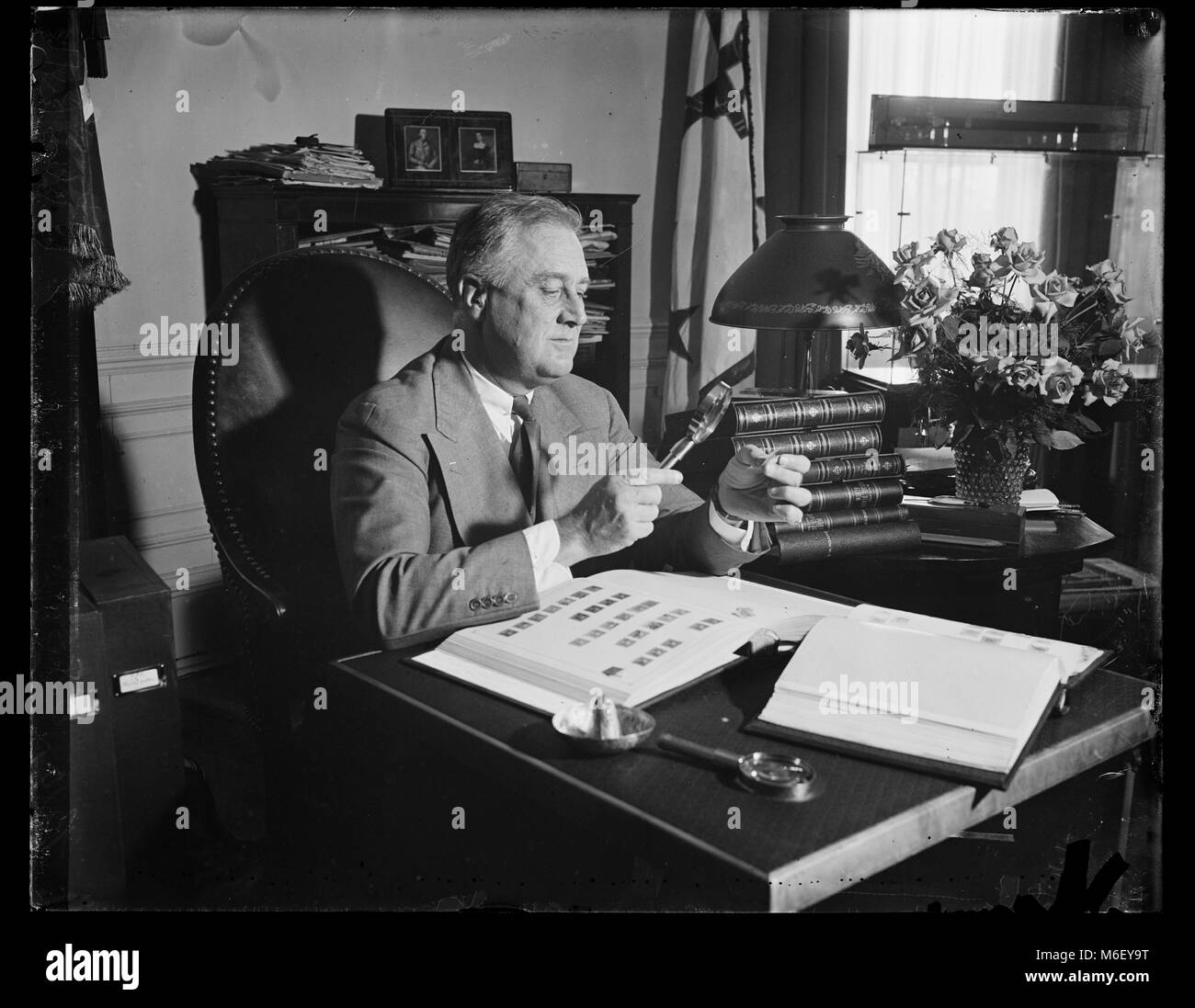 Il presidente Franklin D Roosevelt esaminando la sua raccolta di francobolli, Washington DC, 06/05/1936. Foto Stock