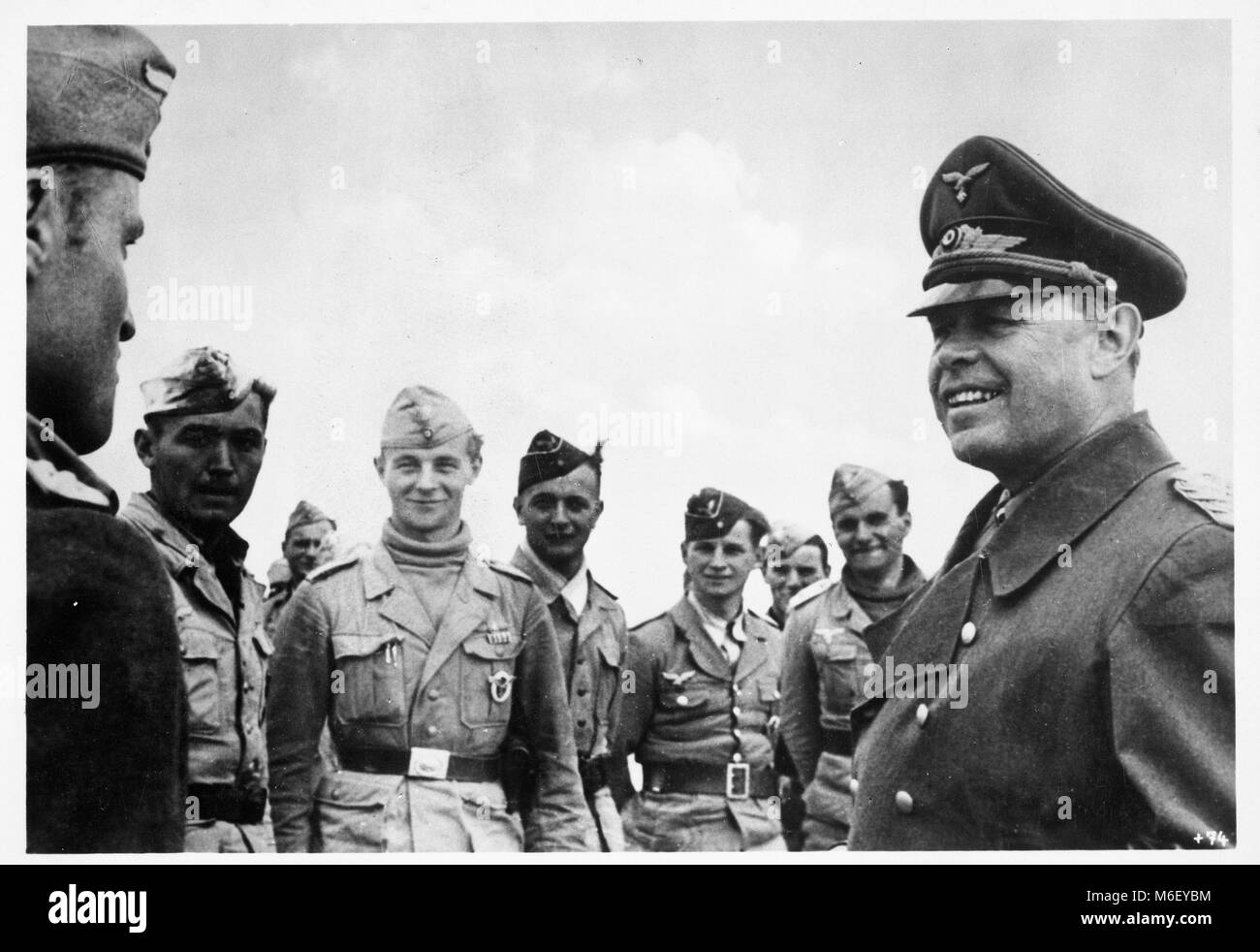 Luftwaffe tedesca generale Albert Kesselring (destra) parla ai membri dell'Afrika Korps, Nord Africa, 1942. Foto Stock