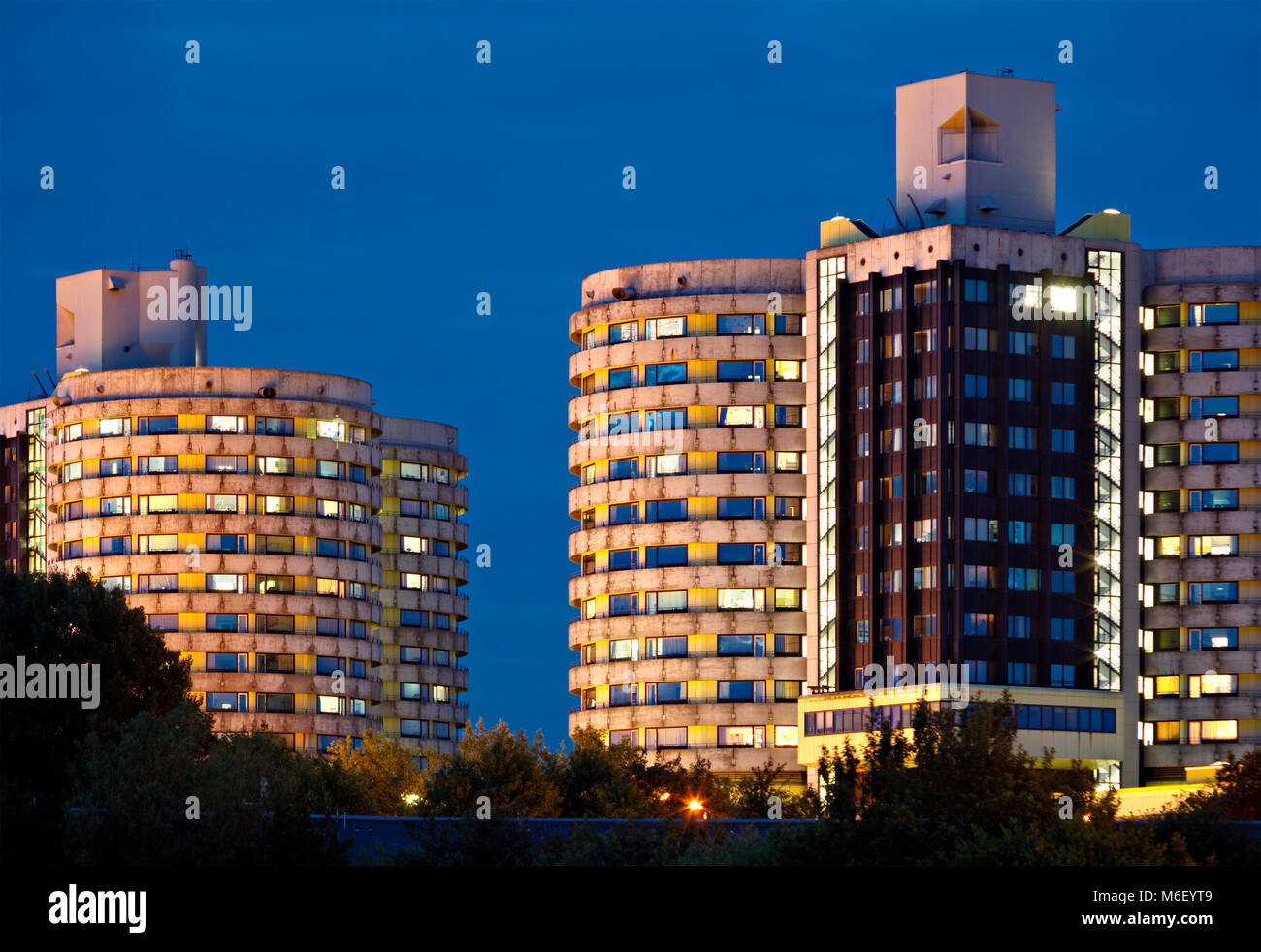 Due alti edifici a torre di Muenster Clinica Universitaria ospedale di notte, Germania. Foto Stock