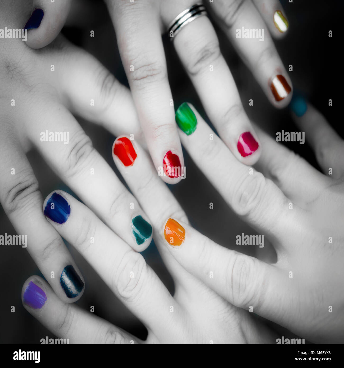 Quattordici dita con rainbow smalto per unghie Foto Stock