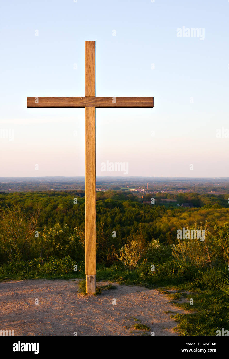 Una croce di legno su una collina di scorie sita nel Ibbenbueren, Germania si affaccia su una pianura. Foto Stock