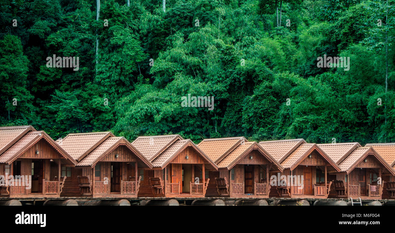 Close up della fila di bungalow in legno con la giungla in background Foto Stock