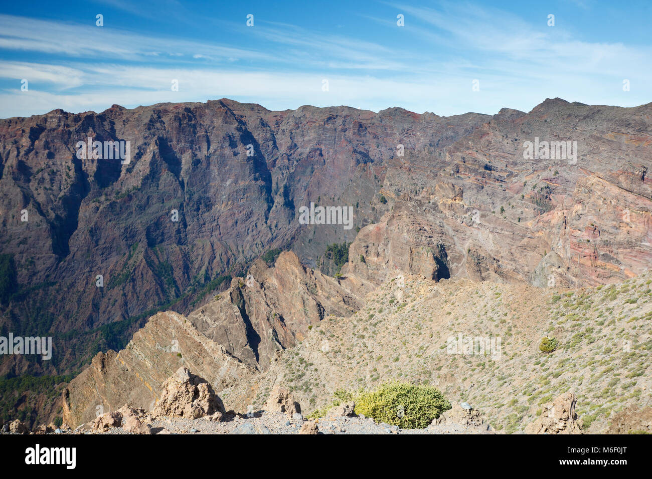 Vista sulla roccia grezza le pareti della Caldera de Taburiente da Pico de la Nieve a La Palma, Spagna. Foto Stock