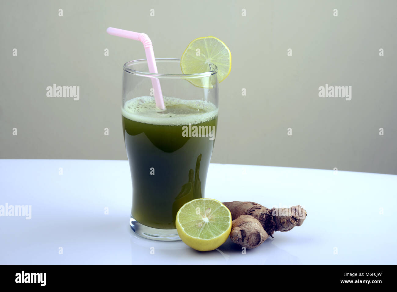 Un bicchiere di fresco succo di canna da zucchero con fettina di limone e zenzero Foto Stock