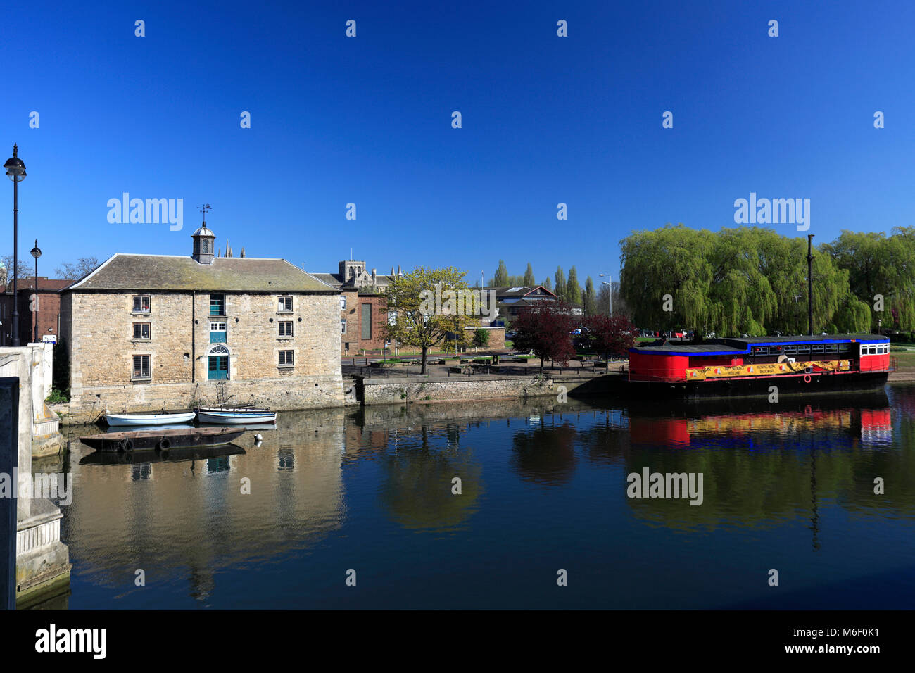 Narrowboat sul fiume Nene, Peterborough embankment, Peterborough City, Cambridgeshire, England, Regno Unito Foto Stock