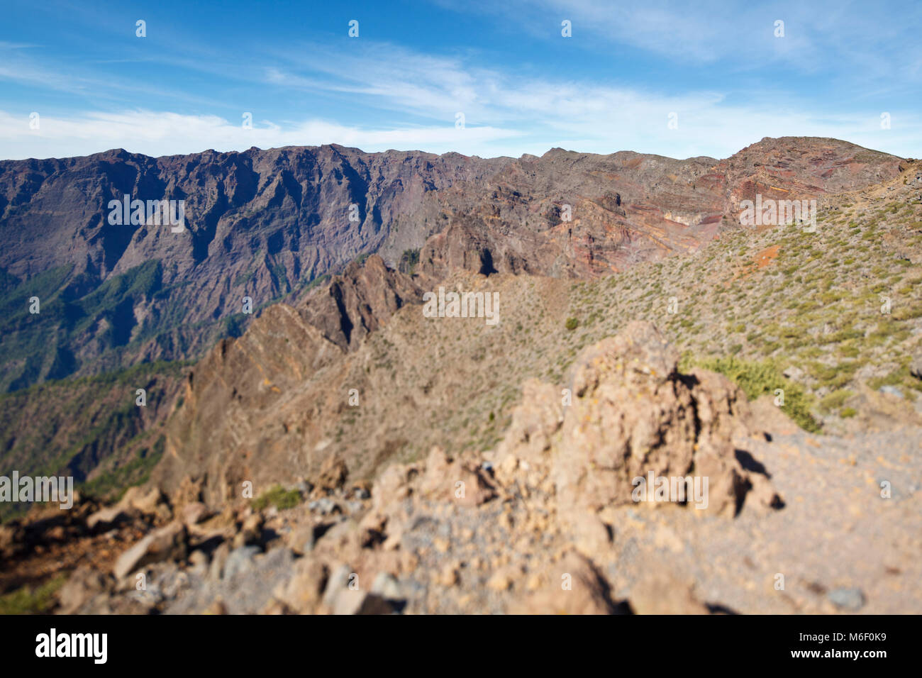 Vista sulla roccia grezza le pareti della Caldera de Taburiente da Pico de la Nieve a La Palma, Spagna. Messa a fuoco selettiva sul bordo del cratere. Foto Stock