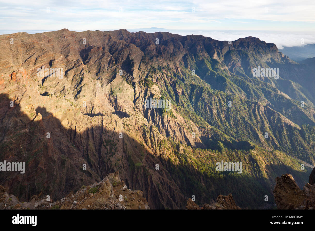 Vista sulla roccia grezza le pareti della Caldera de Taburiente da Roque de los Muchachos a La Palma, Spagna con una bella serata calda luce. Foto Stock