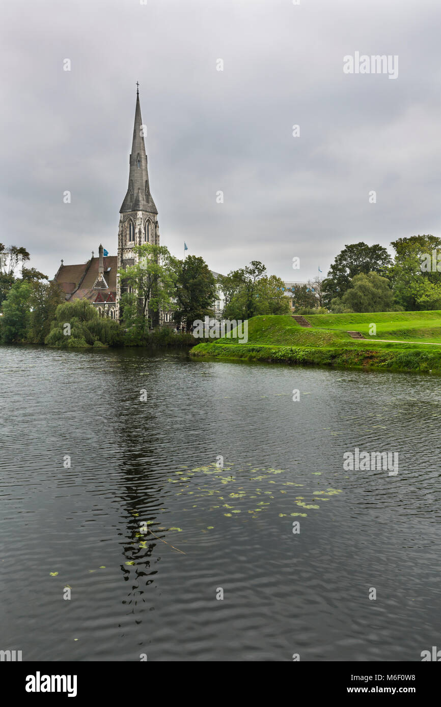 Nuvole scure sul St Alban la chiesa di Copenhagen, Danimarca. Foto Stock