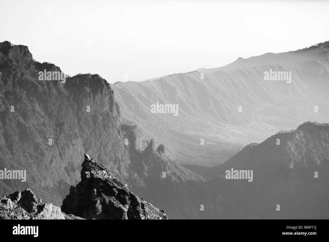 Visualizzazione bianco e nero sopra la roccia grezza le pareti della Caldera de Taburiente da Roque de los Muchachos a La Palma, Spagna. Foto Stock