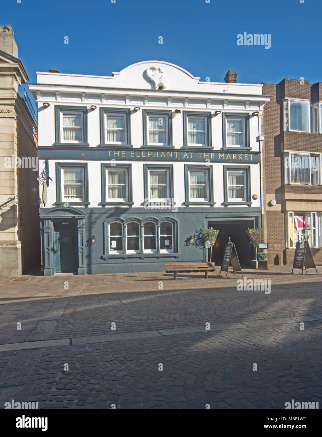 Newport TheElephant al mercato Publ Berkshire, Inghilterra Foto Stock