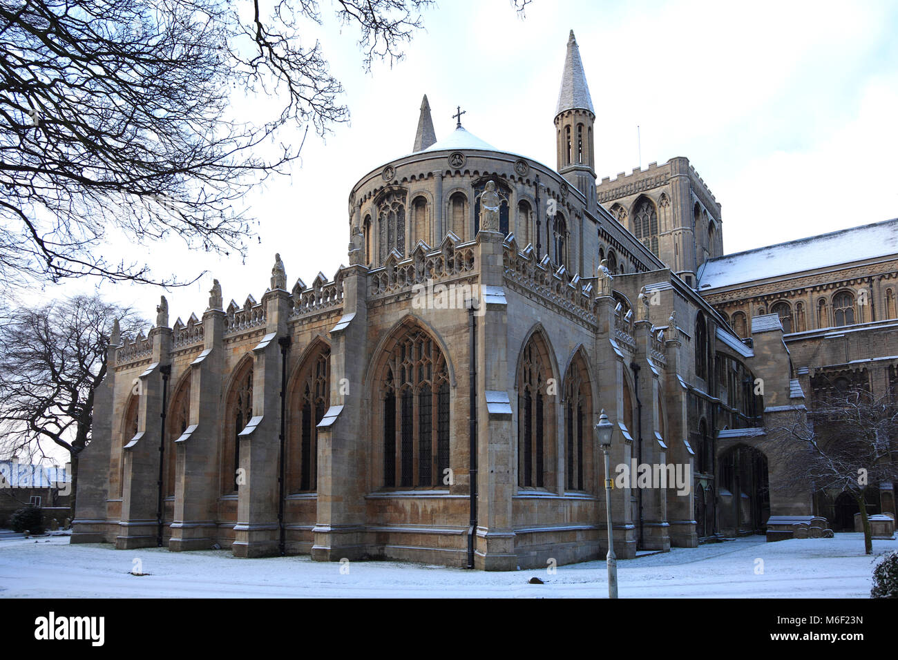 In inverno la neve sulla città di Peterborough Cathedral, Cambridgeshire; Inghilterra; Gran Bretagna; Regno Unito Foto Stock