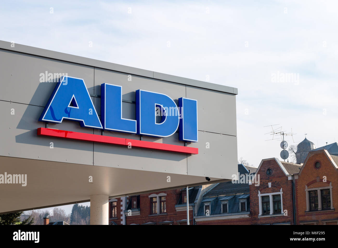 Mylau, Germania - Marzo 2,2018: visualizzazione di un segno di la catena di supermercati Aldi in Mylau, Germania. Foto Stock