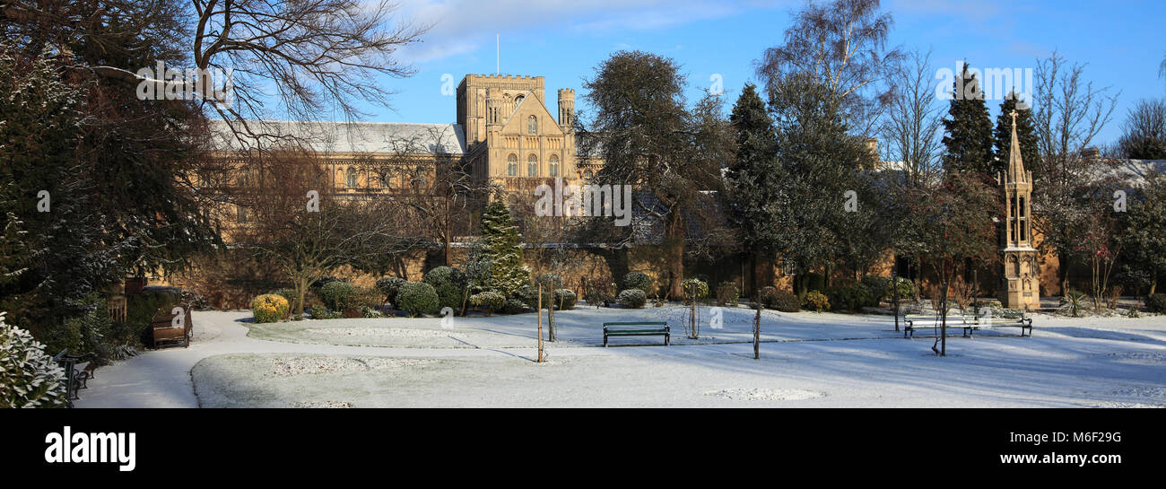 In inverno la neve sulla città di Peterborough Cathedral, Cambridgeshire; Inghilterra; Gran Bretagna; Regno Unito Foto Stock