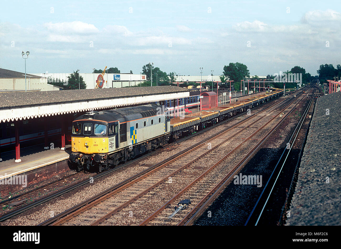 Una classe 33 locomotiva diesel numero 33053 lavoro ingegneri di un treno che passa Paddock Wood il 4 settembre 1993. Foto Stock