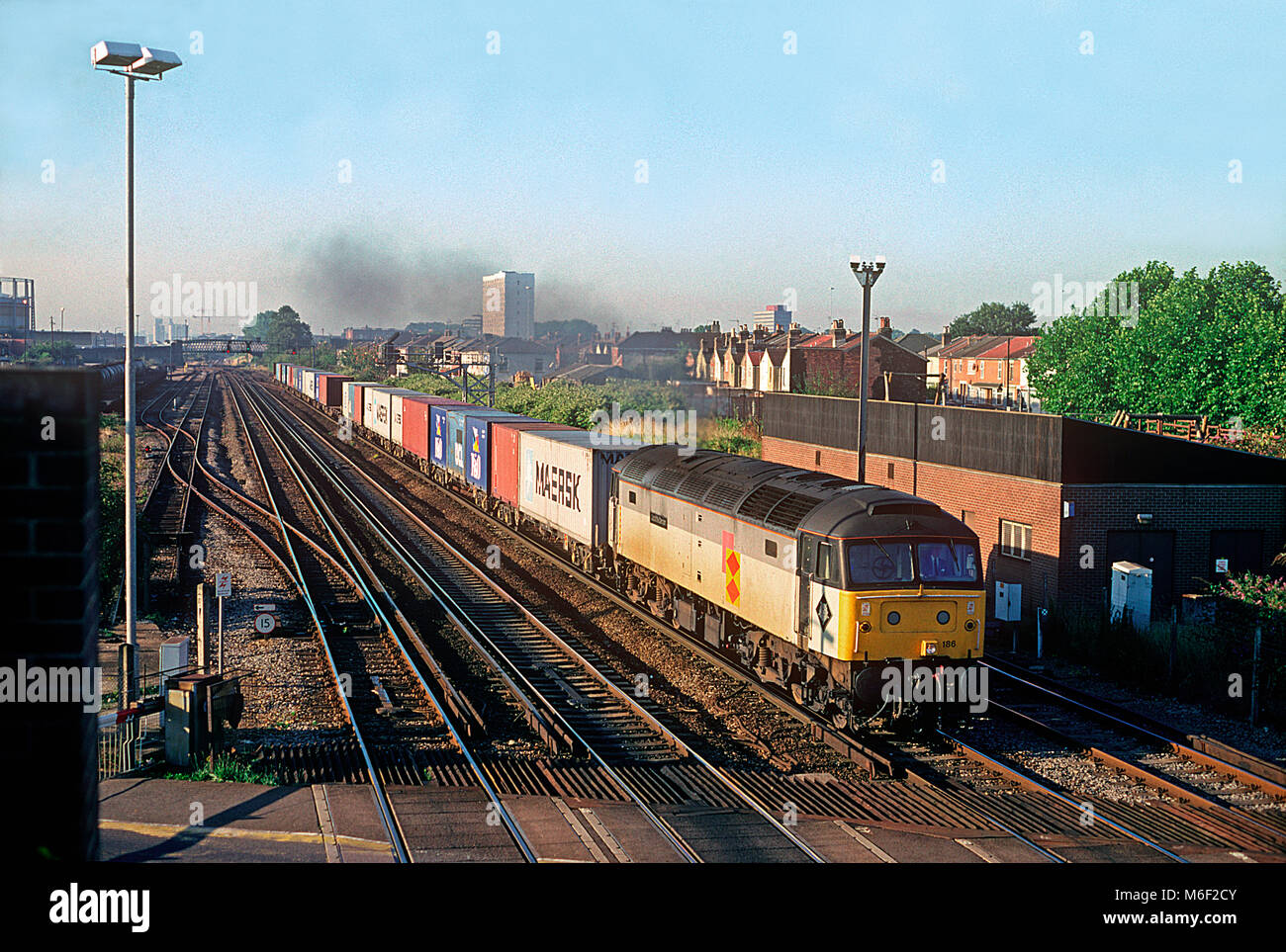 Una classe 47 locomotiva diesel numero 47186 'Catcliffe Demon' lavorando un freightliner treno a Mount Pleasant, Southampton il 1 settembre 1993. Foto Stock