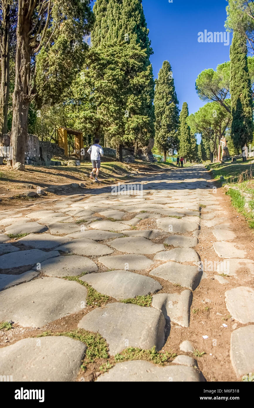 Visualizza in basso la antica Via Appia Antica di Roma, Italia Foto Stock
