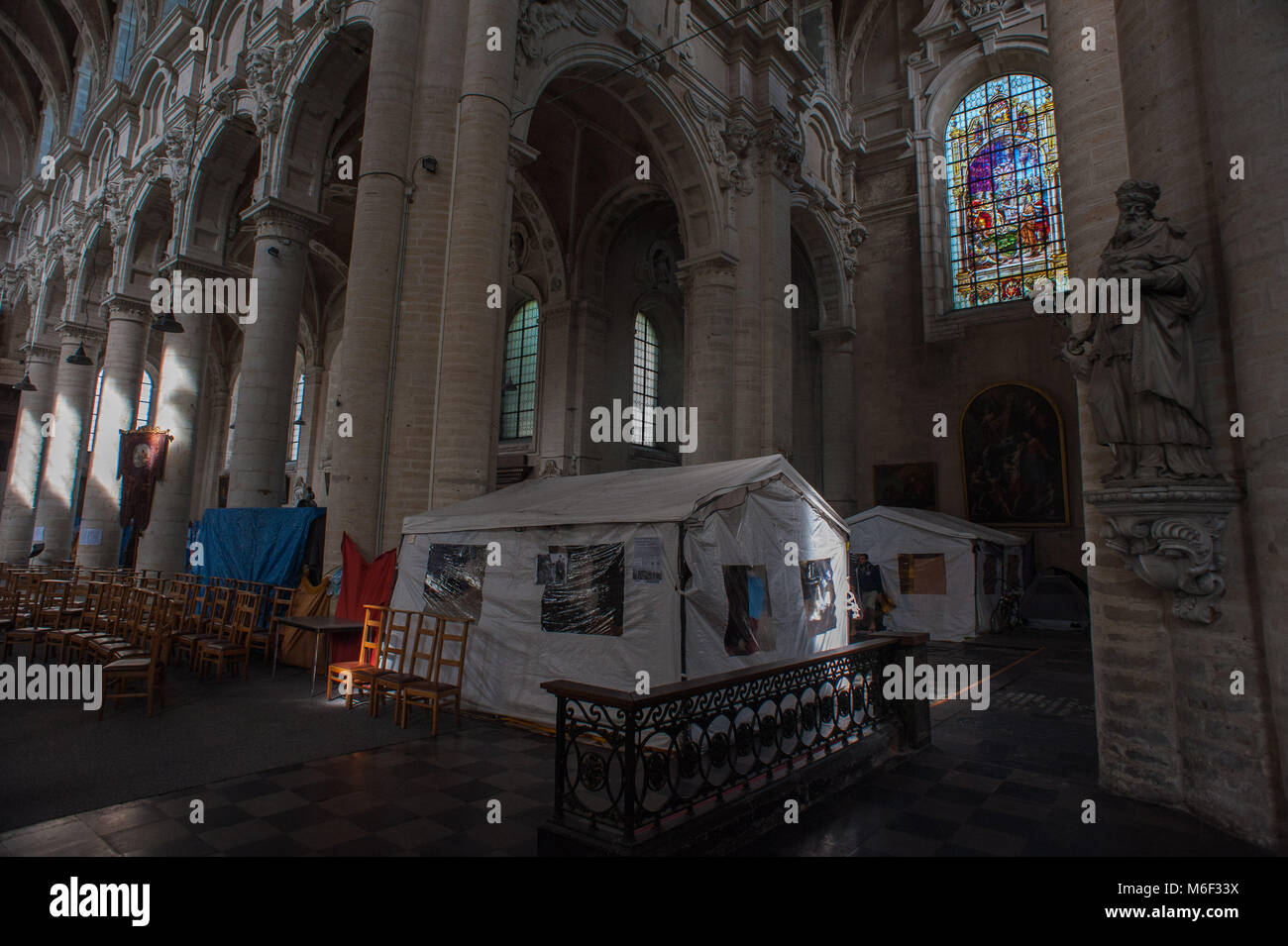 Bruxelles, profughi afghani vivono in tende in Jean Baptiste au Beguinage chiesa. Il Belgio. Foto Stock