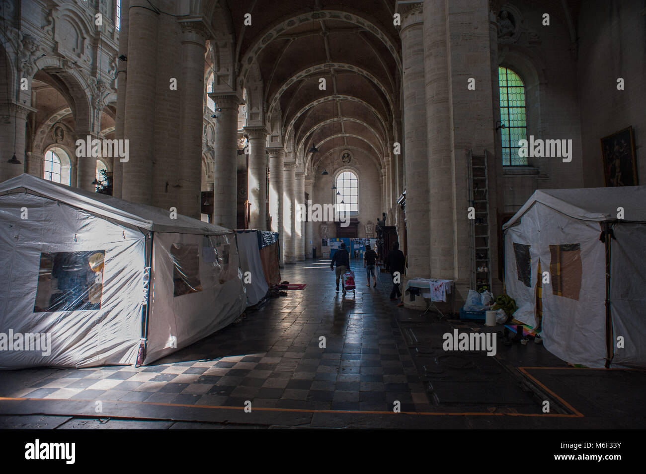 Bruxelles, profughi afghani vivono in tende in Jean Baptiste au Beguinage chiesa. Il Belgio. Foto Stock