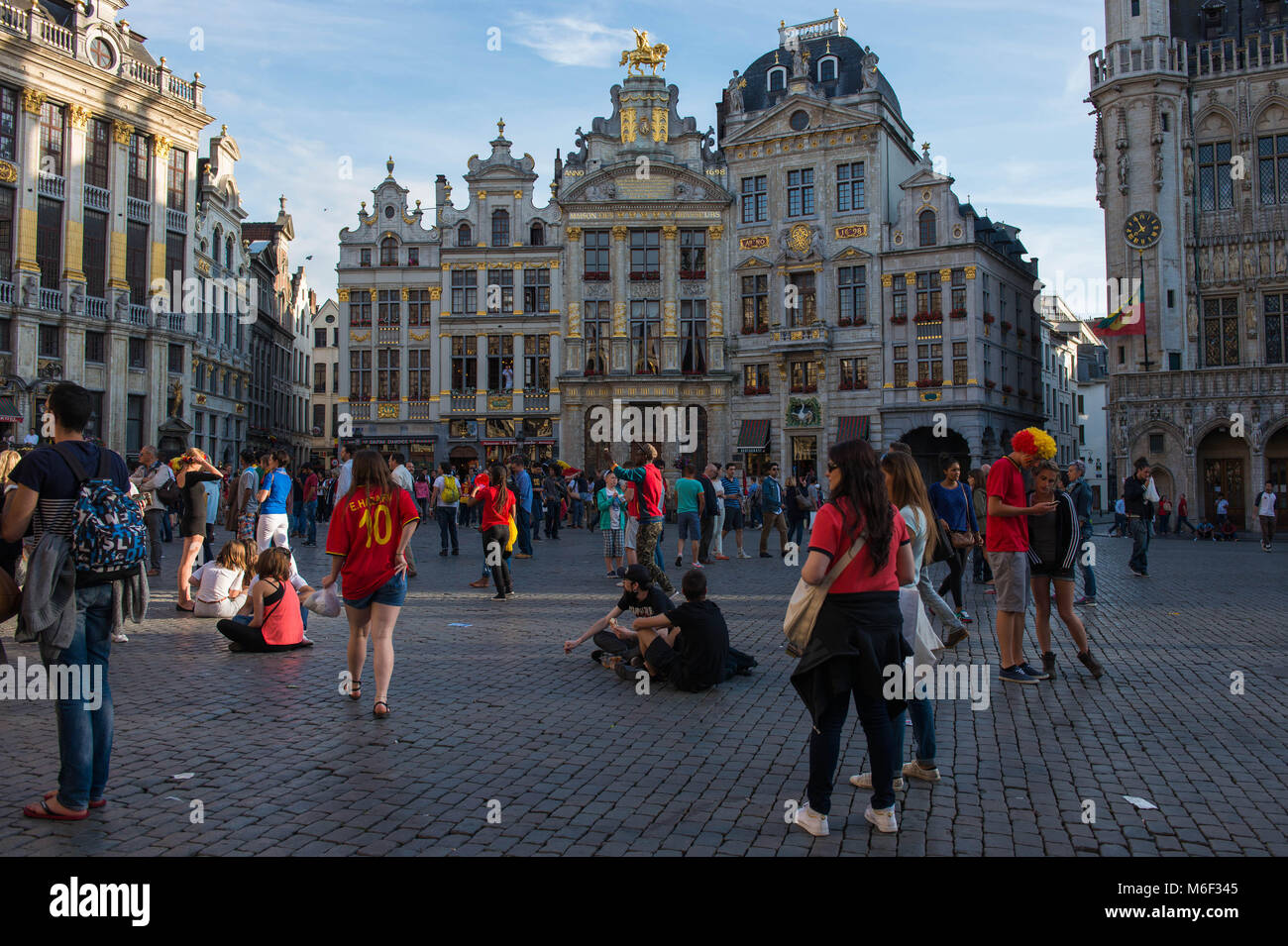 Bruxelles, sostenitori belga celebrare durante il campionato mondiale di calcio, Grand Place. Il Belgio. Foto Stock