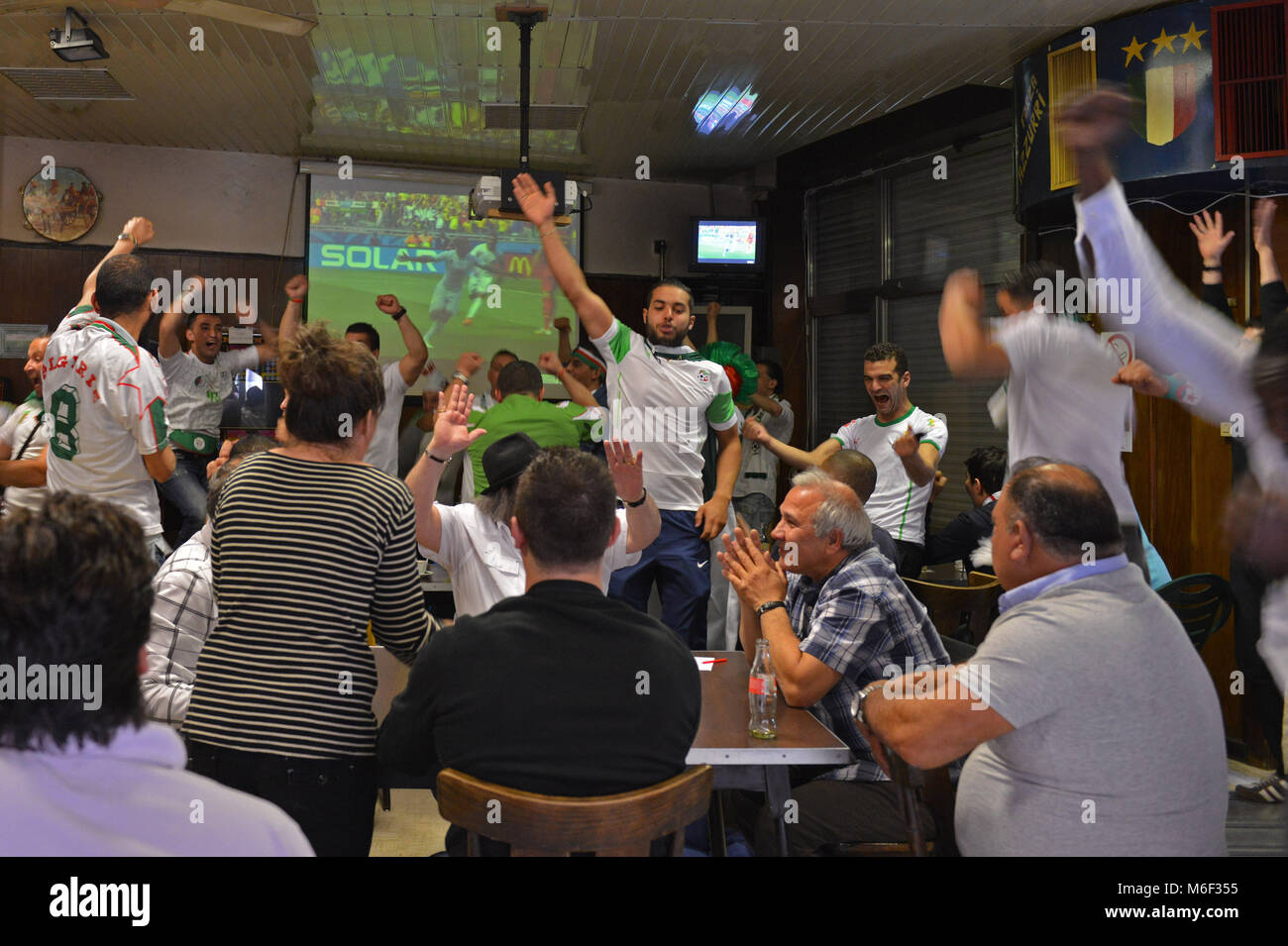 Bruxelles. Sostenitori algerino celebrare durante il campionato mondiale di calcio, Molenbeek. Il Belgio. Foto Stock