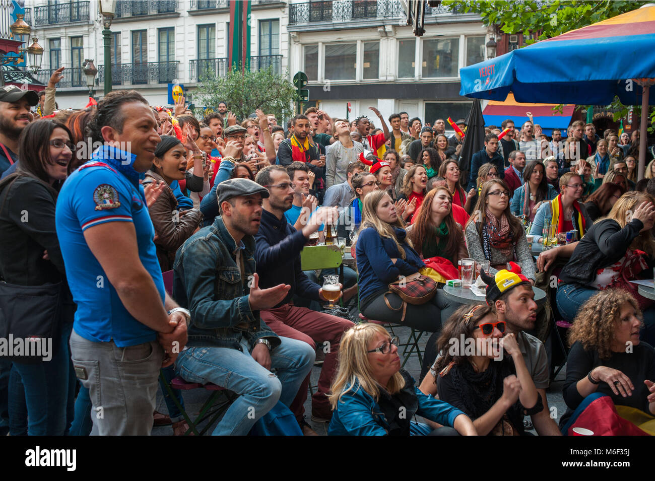 Bruxelles. Sostenitori belga celebrare durante il campionato mondiale di calcio, Place Sainte Catherine. Il Belgio. Foto Stock