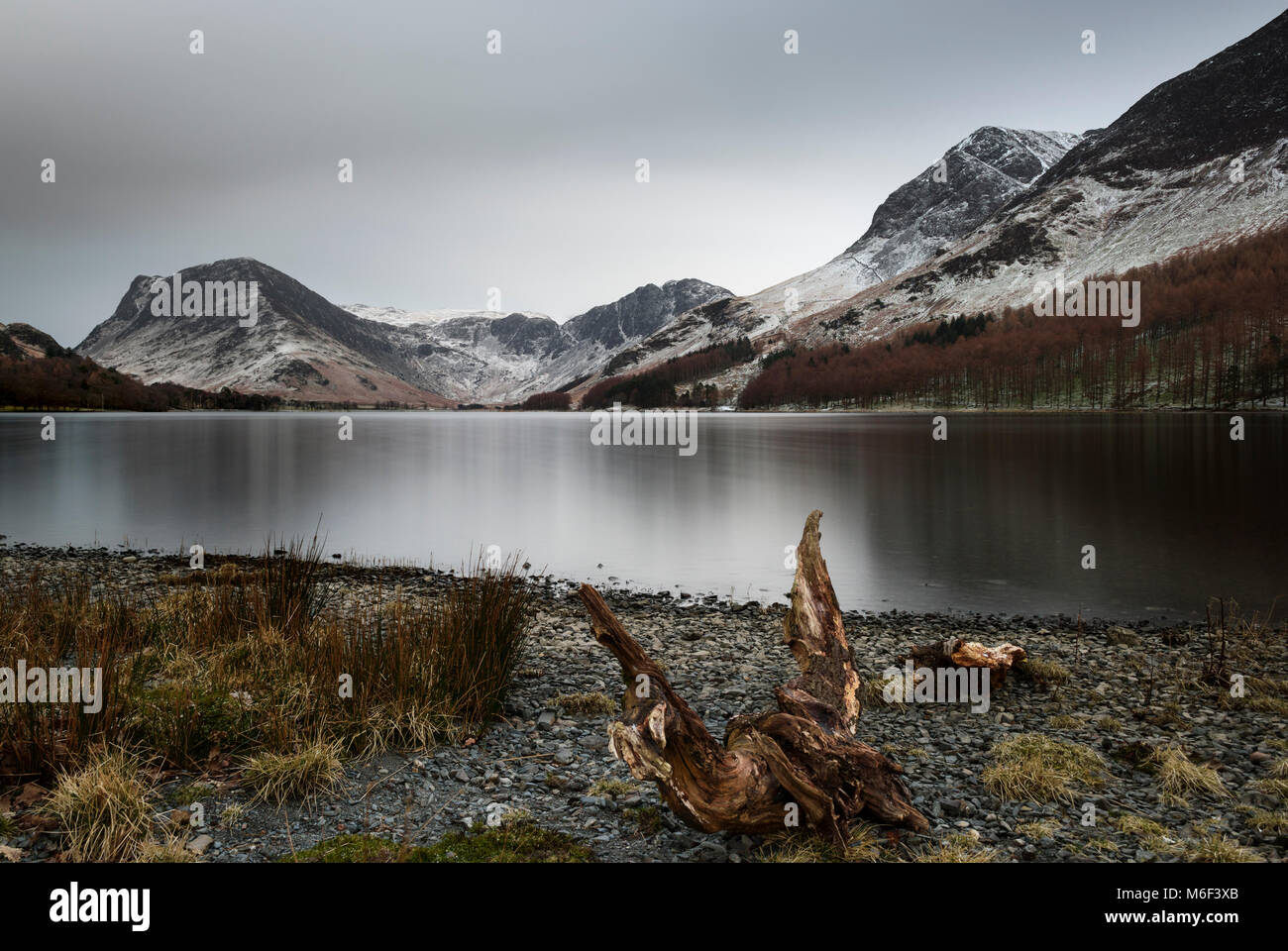 Buttermere lake nel Lake District inglese in inverno, fells in vista includono Fleetwith Pike, Haystacks e alto stile Foto Stock