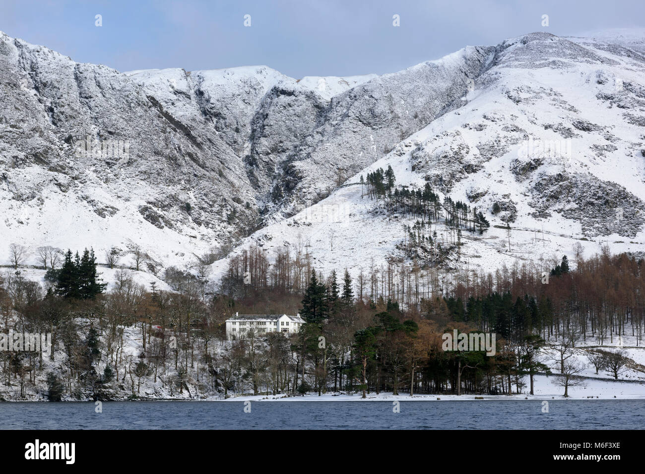 Vista invernale della casa Hassness ai piedi della rupe di capra su strade coperte di neve Buttermere cadde nel Lake District inglese Foto Stock