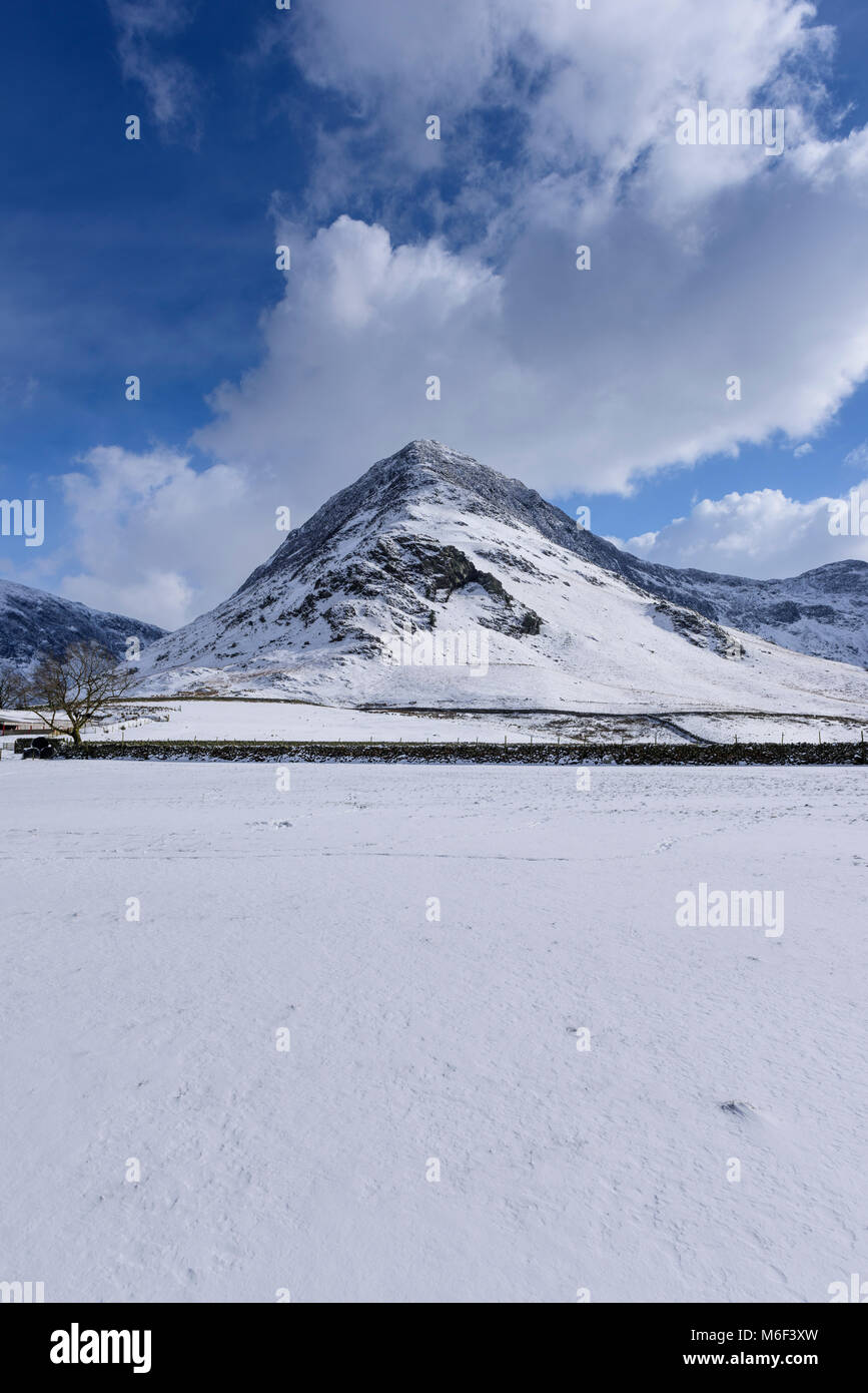 Coperta di neve è scesa Fleetwith Pike una montagna in Buttermere regione del Lake District inglese in Cumbria Foto Stock