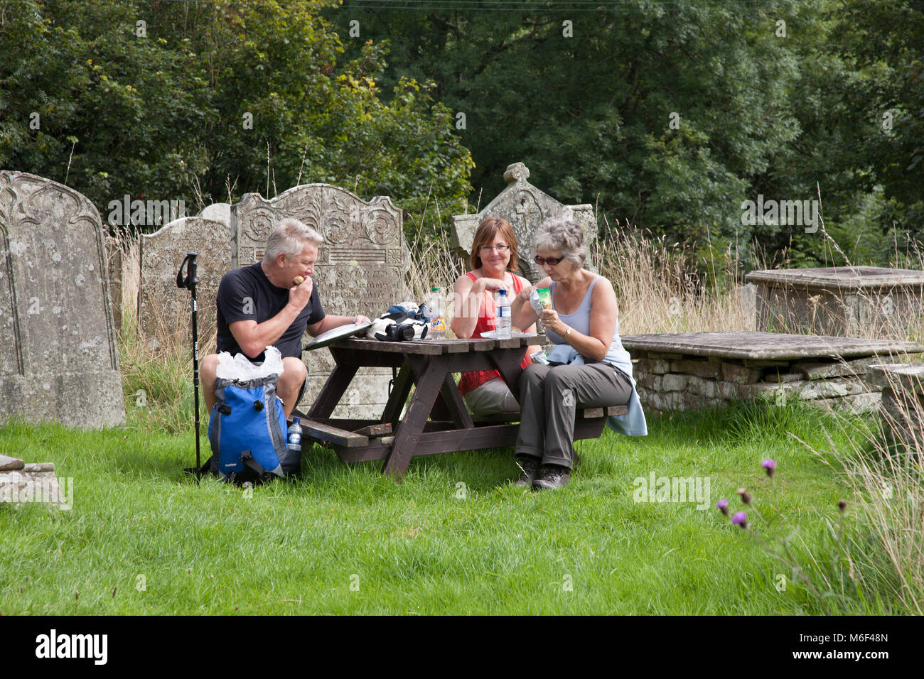 Walkers prendere vantaggio di bevande e biscotti presso la chiesa di Saint Mary a Newchurch Montgomery mentre si cammina su Offa's Dyke lunga distanza sentiero Foto Stock