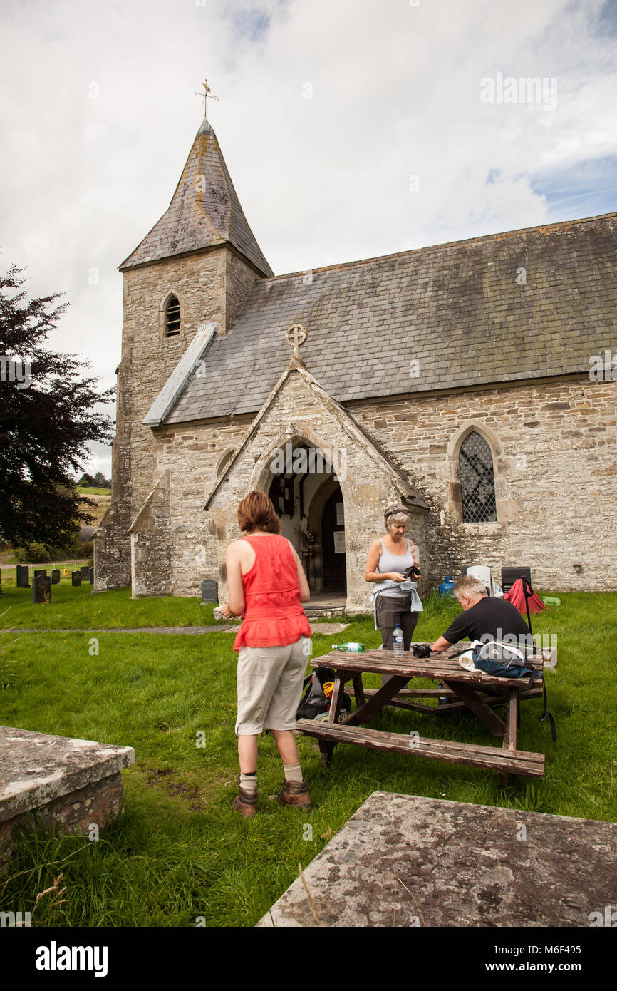 Walkers prendere vantaggio di bevande e biscotti presso la chiesa di Saint Mary a Newchurch Montgomery mentre si cammina su Offa's Dyke lunga distanza sentiero Foto Stock
