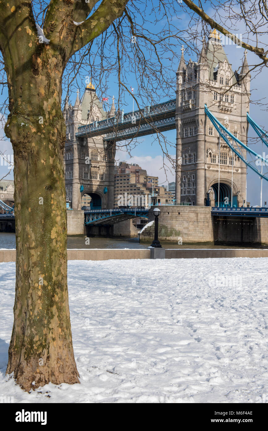 Neve sulla terra nella città di Londra vicino al Tower Bridge e più Londra Riverside. Edifici iconici e architettura storica inverno nella città Foto Stock