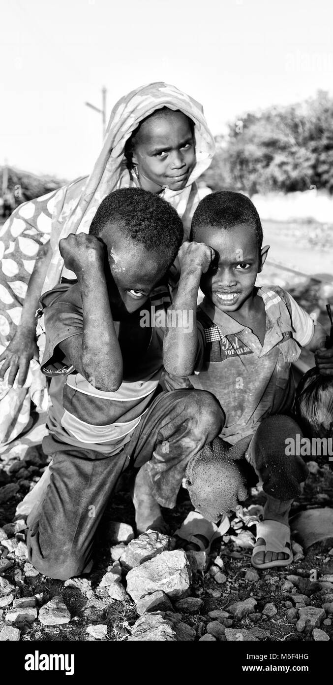 Etiopia,DANAKIL-CIRCA GENNAIO 2018--unidentified bimbi piccoli nei pressi della stazione Foto Stock