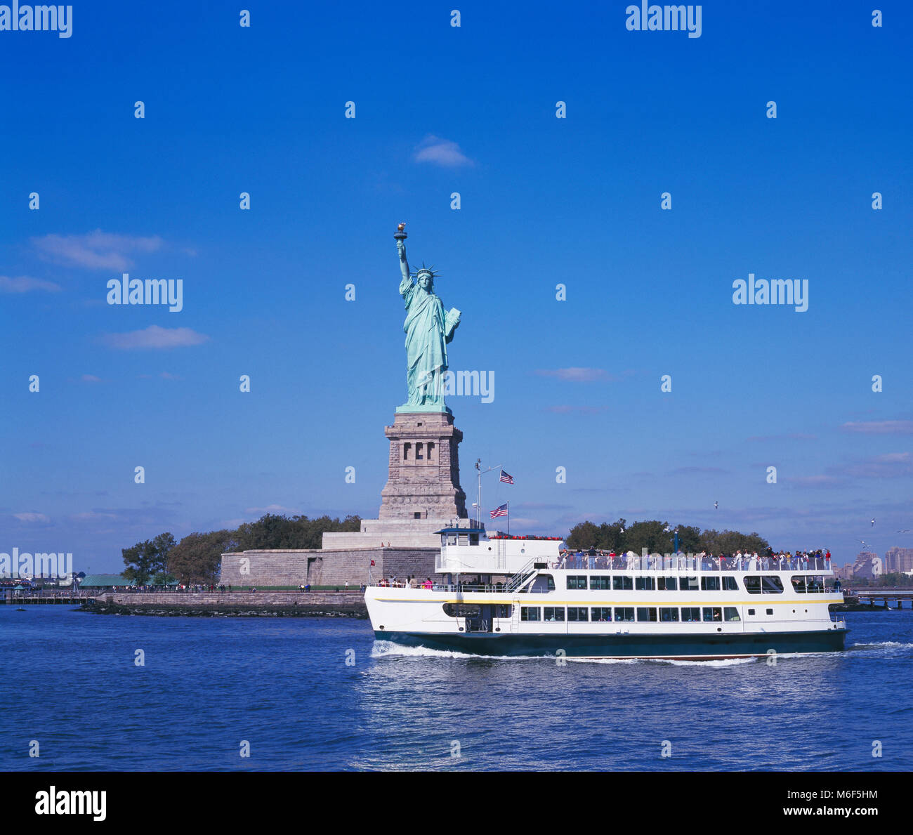 Per i passeggeri dei traghetti nel porto di imbarcazione e la Statua della Libertà, New York, Stati Uniti d'America Foto Stock