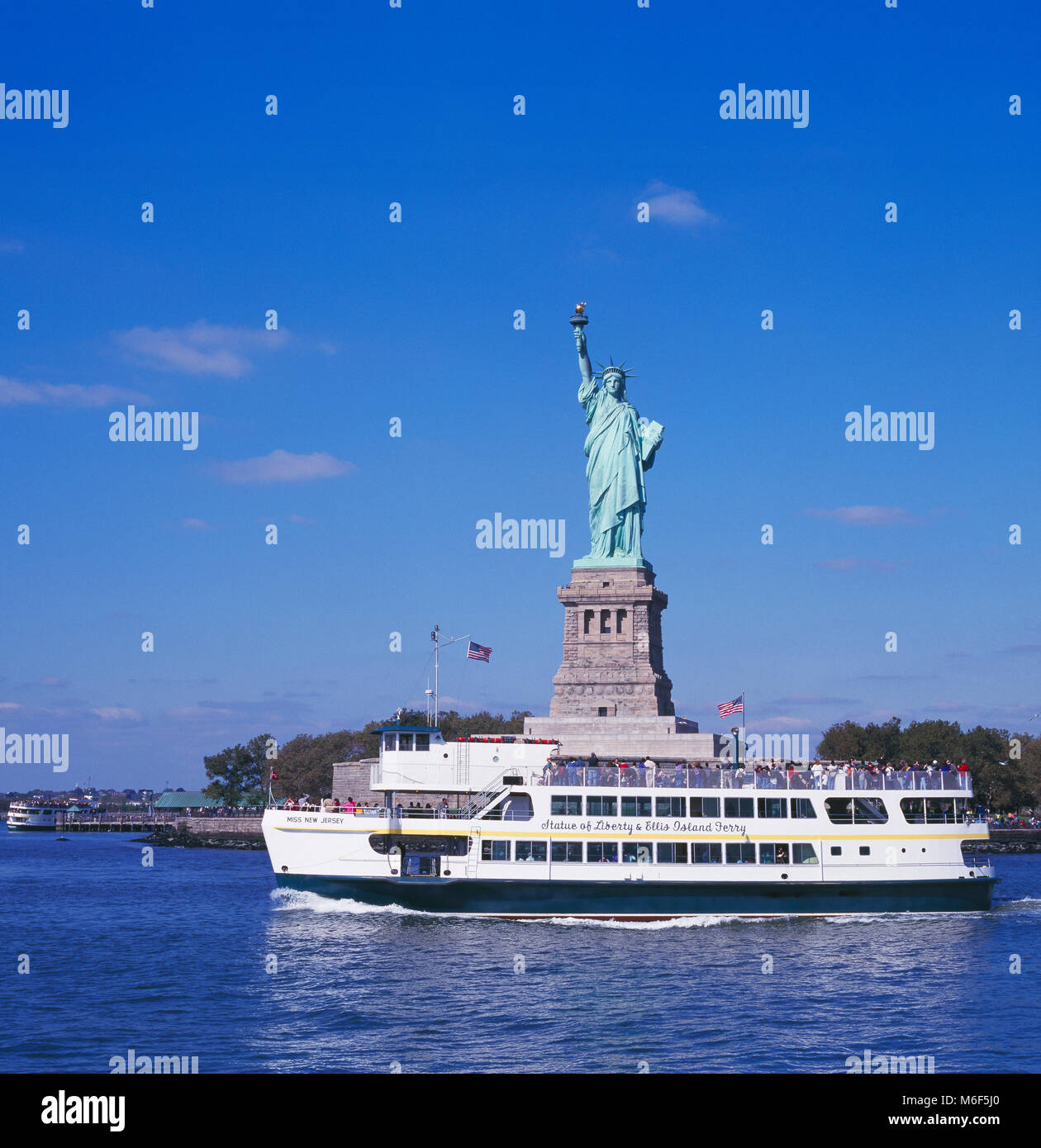 Per i passeggeri dei traghetti nel porto di barca e la statua di Librty, New York, Stati Uniti d'America Foto Stock