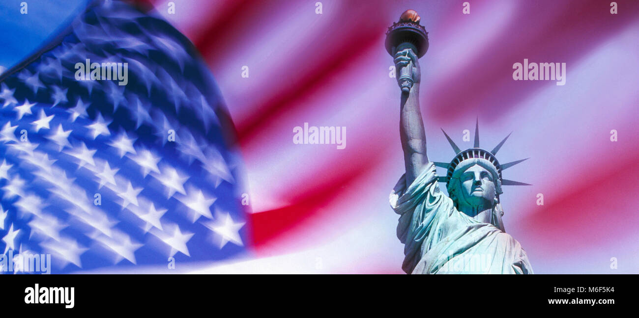 La Statua della Libertà e a stelle e strisce bandiere,Liberty Island New York, Stati Uniti d'America Foto Stock