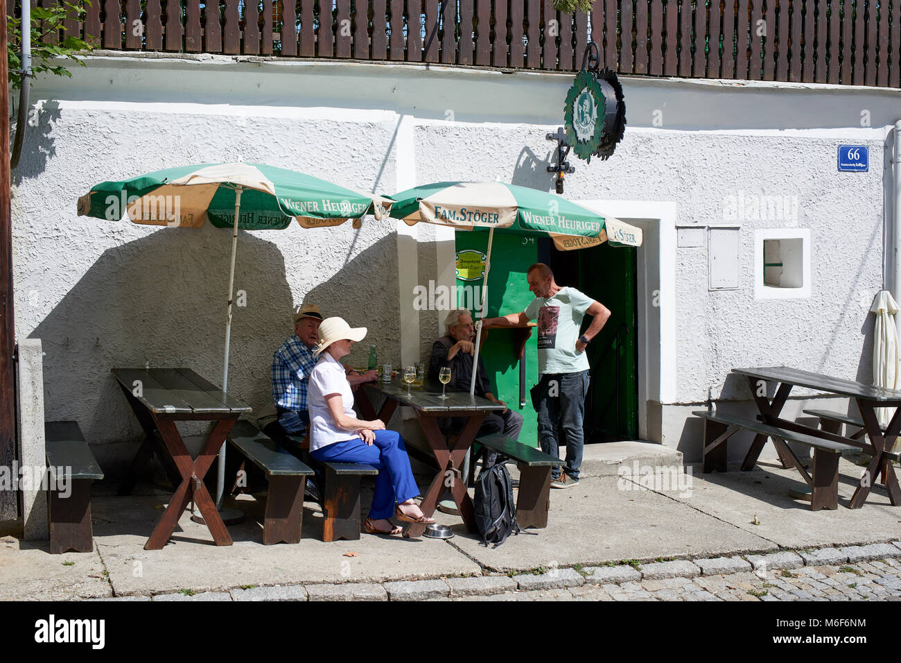 Linda e gli ospiti possono bere il vino e a parlare con un enologo (Heuriger) a Römerquelle su Stammersdorfer Kellergasse road a Vienna Foto Stock