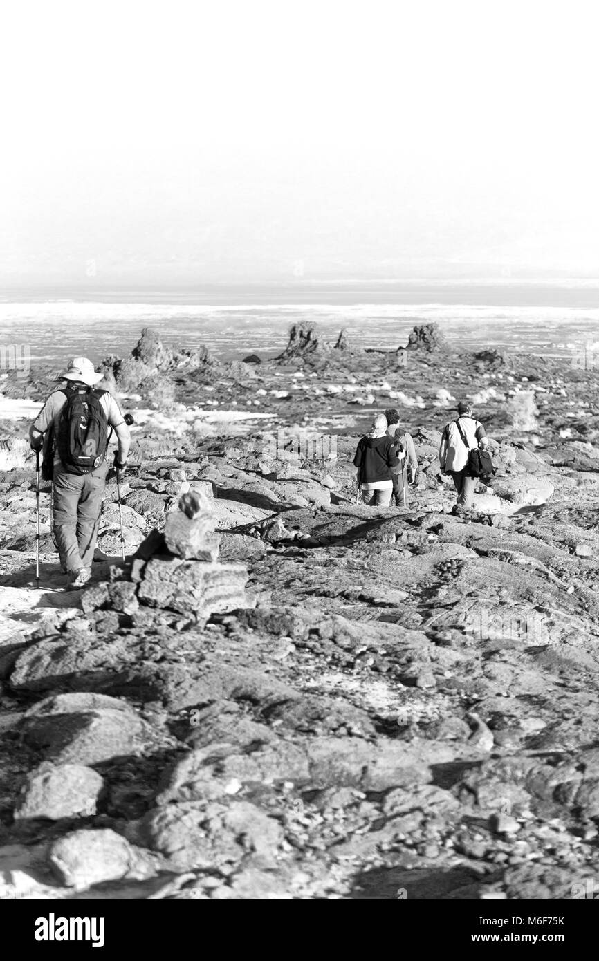 In danakil Etiopia africa il vecchio backpacker gente camminare nella terra del vulcano il concetto di vita sana e avventura Foto Stock