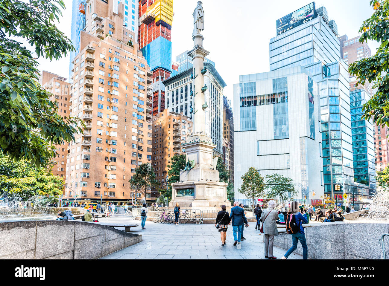 La città di New York, Stati Uniti d'America - 28 Ottobre 2017: Christopher Columbus Circle in Midtown Manhattan con statua, grattacieli, costruzione, gente che passeggia, founta Foto Stock