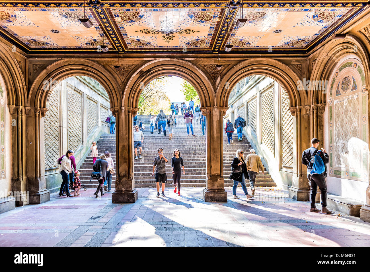 La città di New York, Stati Uniti d'America - 28 Ottobre 2017: Manhattan NYC Central park con popoli asiatici a piedi giù per le scale per Minton piastrelle a Bethesda edificio Arcade co Foto Stock