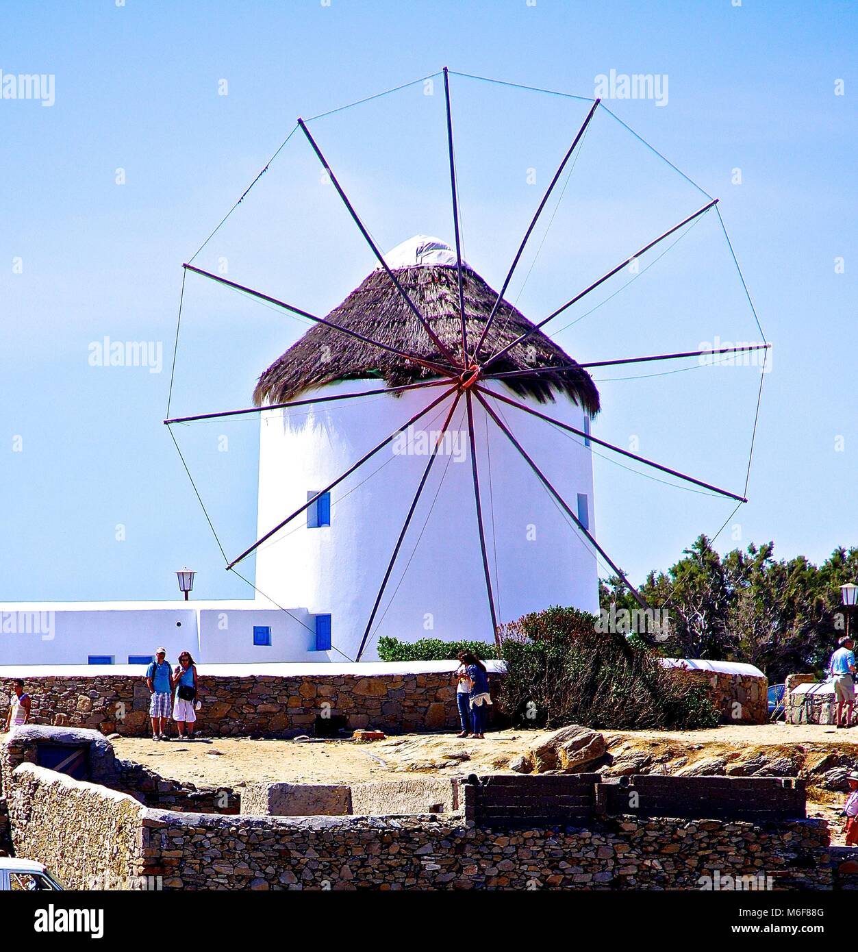 Il mulino a vento di solitario sul isola greca Foto Stock