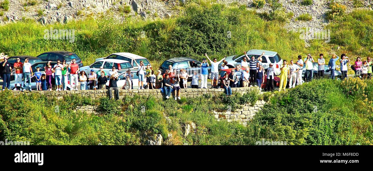 Persone in attesa e celebrazione selvatici vedendo me lasciare! Foto Stock