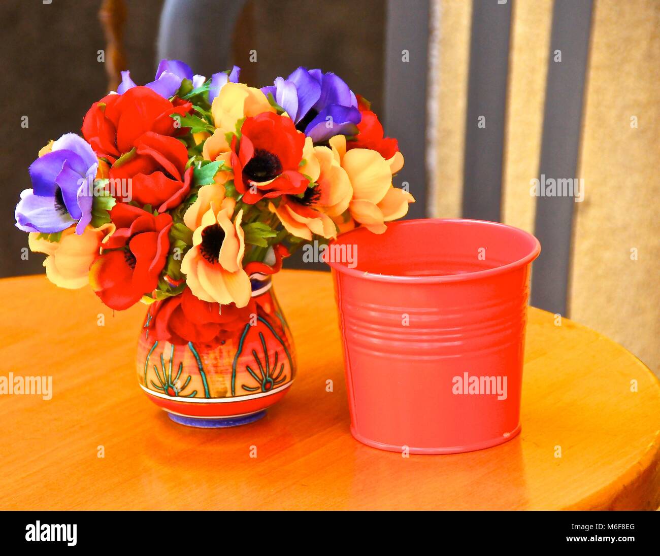Tabella centrotavola delle colorate Vaso con fiori Foto Stock