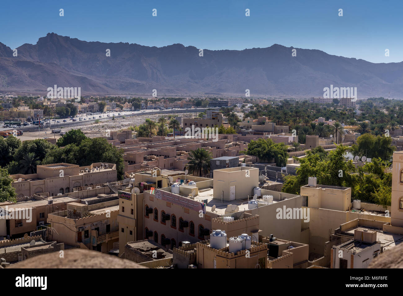 Vista sulla città vecchia di Nizwa, Oman con sfondo di montagna Foto Stock