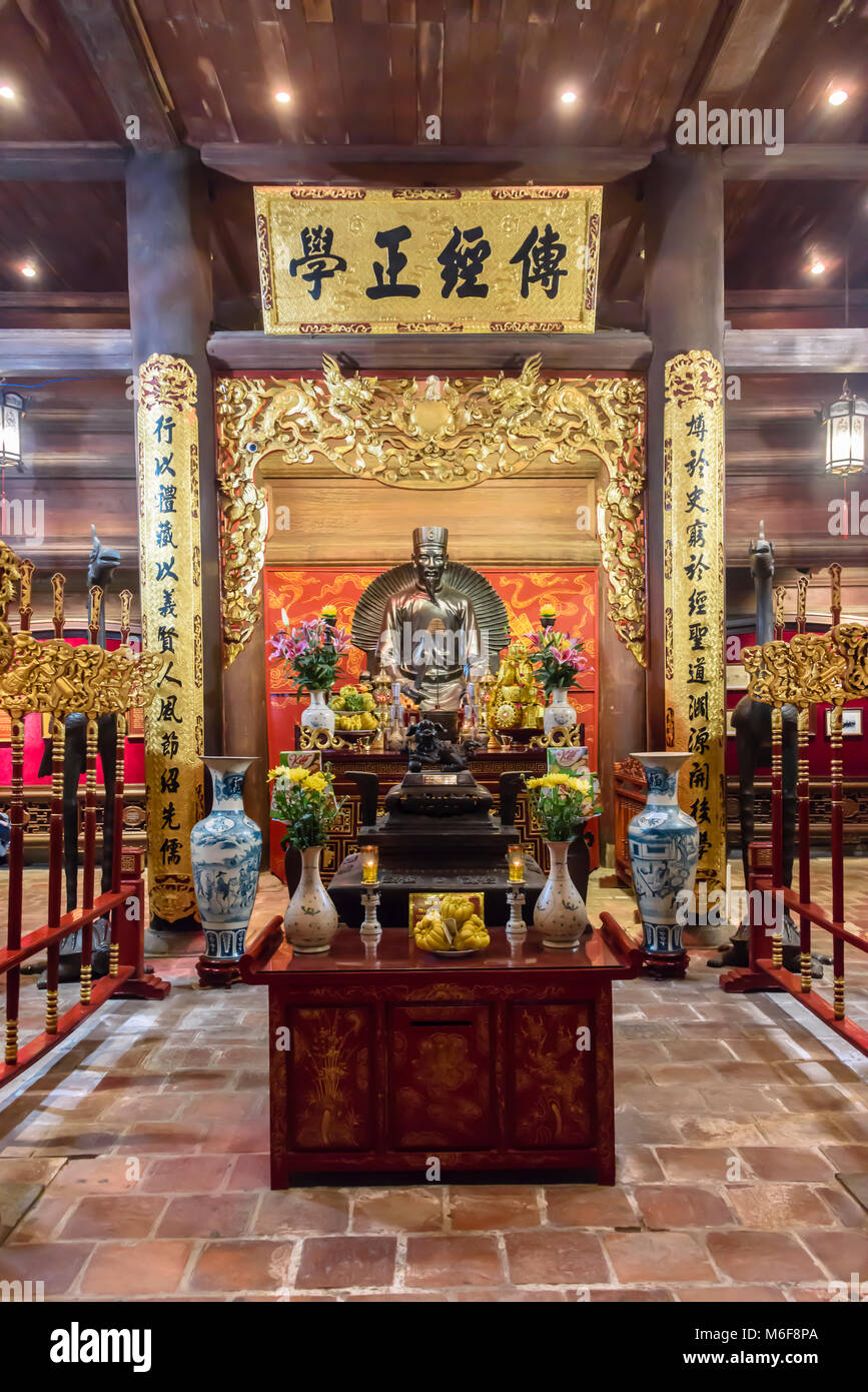 Altare laden con doni di cibo, fiori e denaro presso il Tempio della Letteratura ad Hanoi, Vietnam Foto Stock