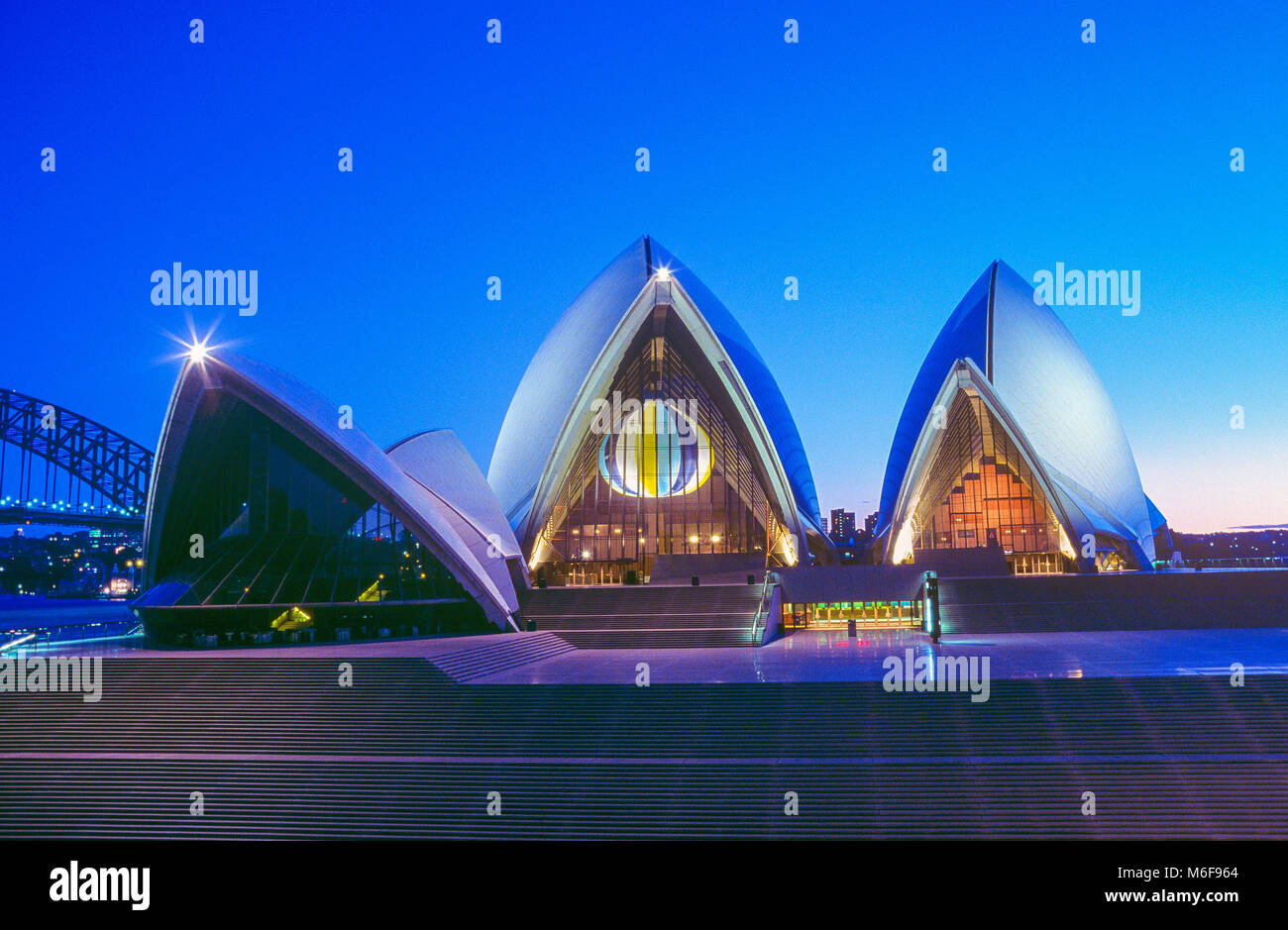 Australia Sydney Opera House all'alba. Il palloncino a forma di installazione di arte 'Shangri-La 2002" per artista James Angus può essere visto all'interno delle pareti di vetro foyer dell'edificio. Foto Stock