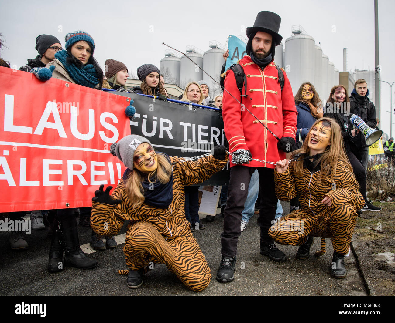 Monaco di Baviera, Germania. 3 Mar, 2018. Attivisti per i diritti degli animali di manifestare contro la detenzione di animali da circo al di fuori del "circo Krone" a Monaco di Baviera, Germania, 3 marzo 2018. Circa mille persone si sono radunate per protestare. Credito: Matthias esitano di fronte/dpa/Alamy Live News Foto Stock