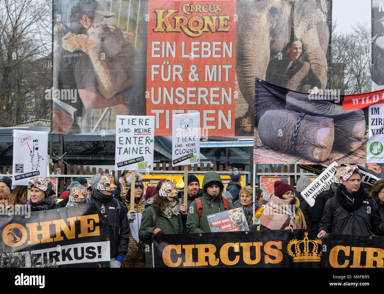 Monaco di Baviera, Germania. 3 Mar, 2018. Attivisti per i diritti degli animali di manifestare contro la detenzione di animali da circo al di fuori del "circo Krone" a Monaco di Baviera, Germania, 3 marzo 2018. Dietro la folla si blocca un arancio banner su cui il circus' dipendenti avvocato per una vita con gli animali. Circa mille persone si sono radunate per protestare. Credito: Matthias esitano di fronte/dpa/Alamy Live News Foto Stock