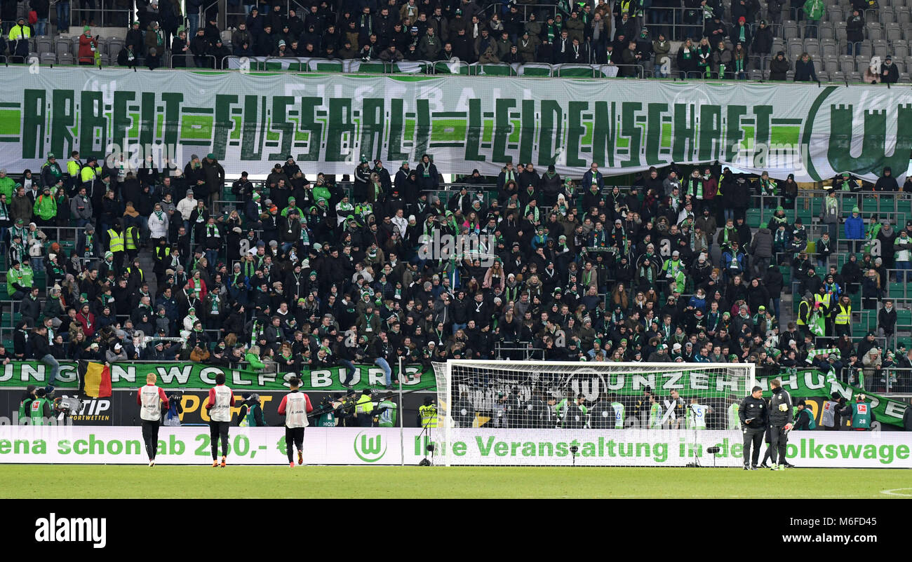 Wolfsburg, Germania. Il 3° marzo 2018. Soccer, Bundesliga, VfL Wolfsburg vs Bayer Leverkusen alla Volkswagen Arena. Wolfsburg appassionati hanno tenuto un banner con le parole: Lavoro, calcio, passione. Wolfsburg ha perso 1:2. Foto: Peter Steffen/dpa - (EMBARGO CONDIZIONI - ATTENZIONE: grazie alle linee guida di accreditamento, il DFL consente solo la pubblicazione e utilizzazione di fino a 15 immagini per corrispondenza su internet e nei contenuti multimediali in linea durante la partita.) Credito: dpa picture alliance/Alamy Live News Foto Stock